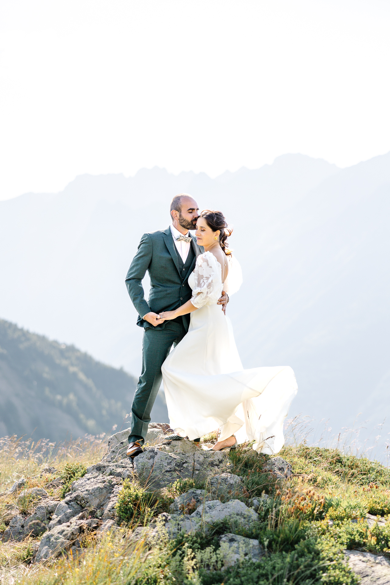 Des mariés en haut d'une montagne