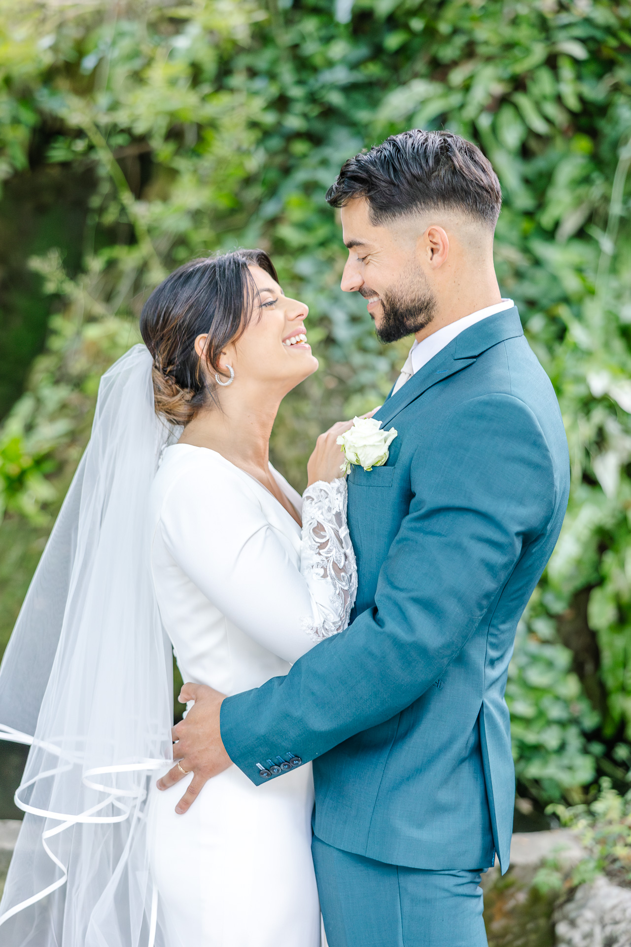 la mariée marche sur un muret