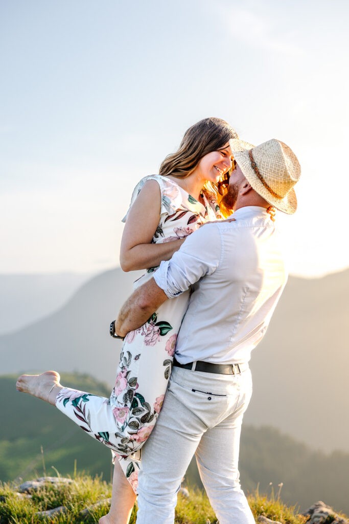 un couple en haut d'une montagne