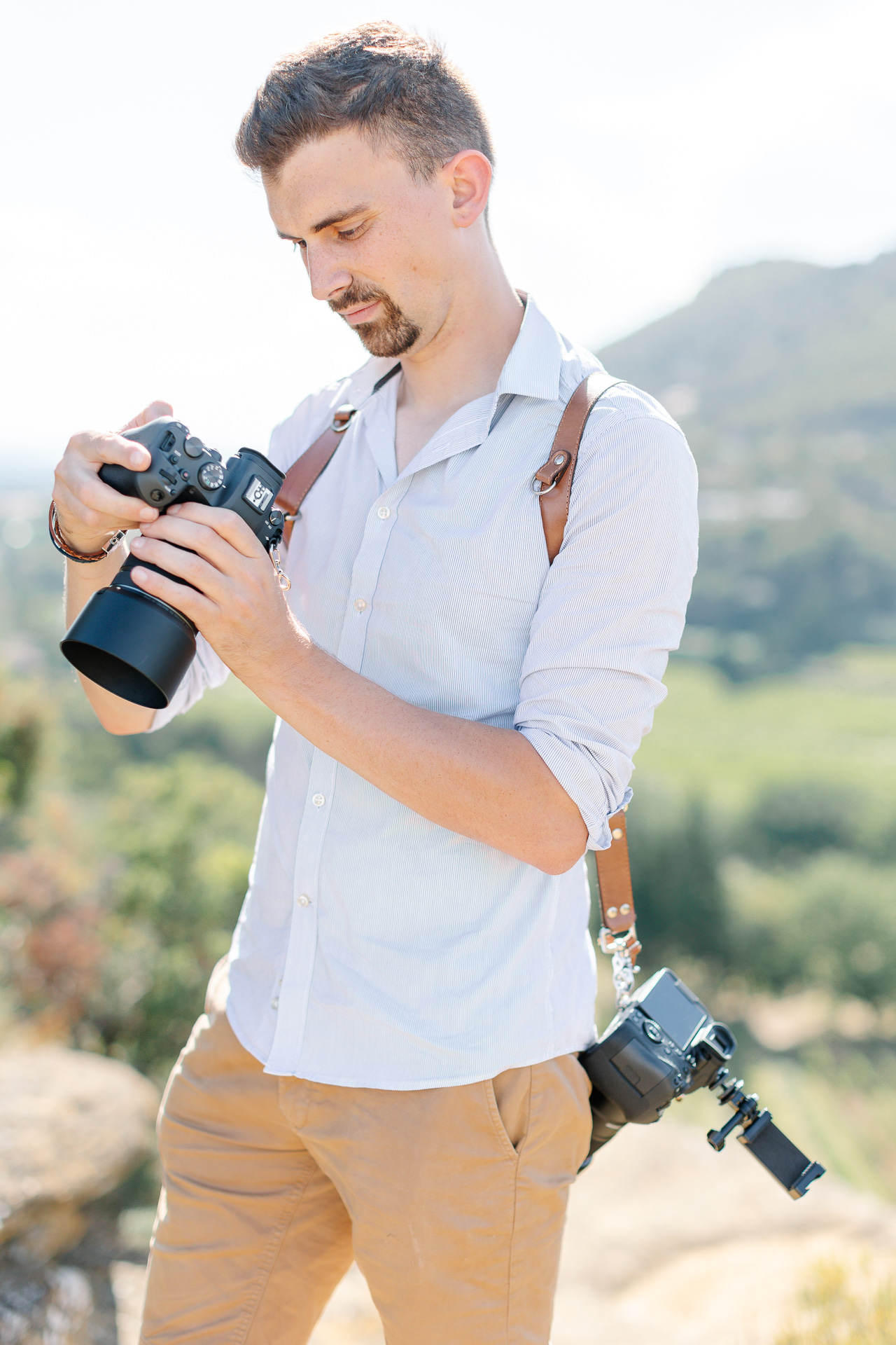 Portrait d'un photographe avec deux appareils photo