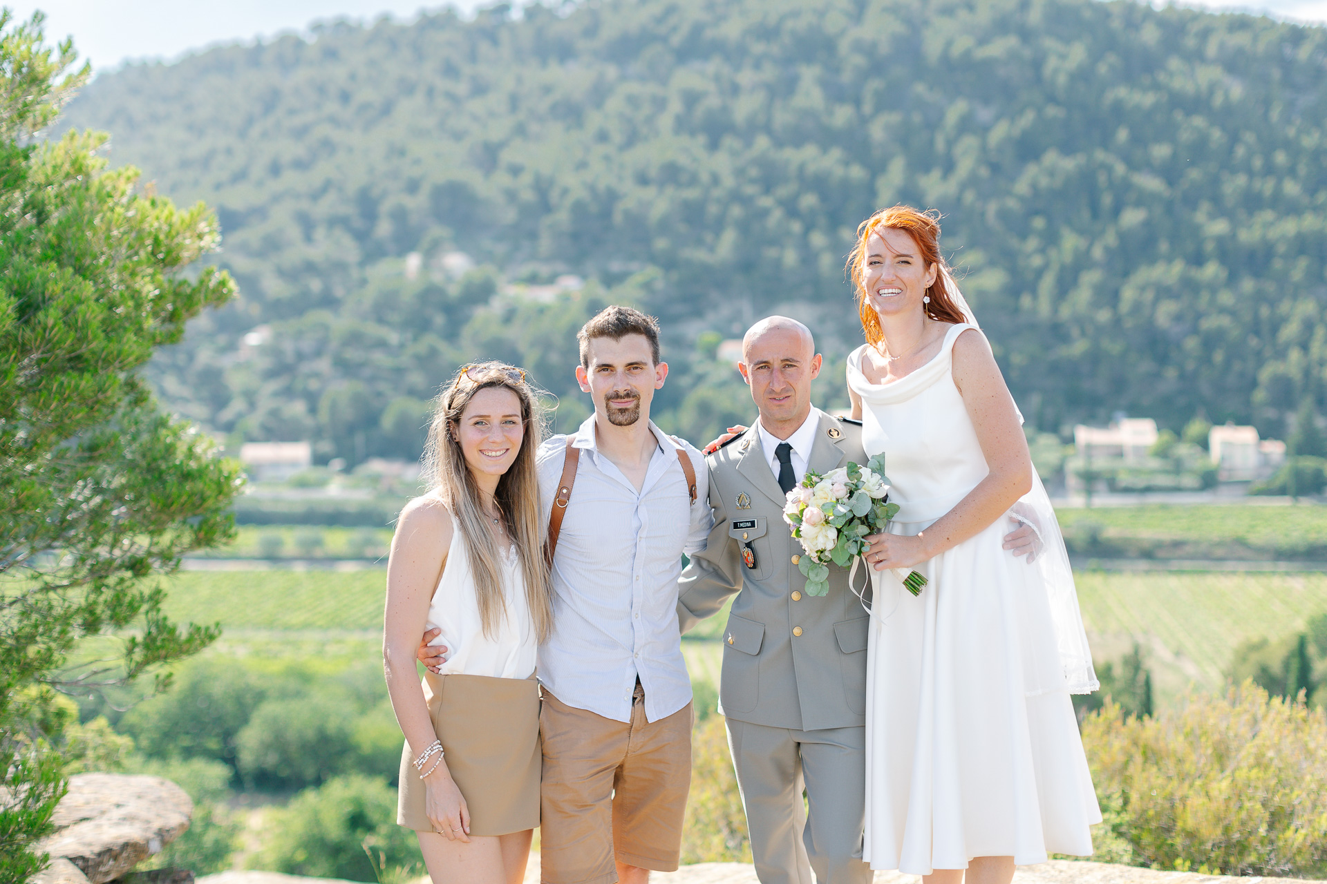 les mariés posent avec des amis