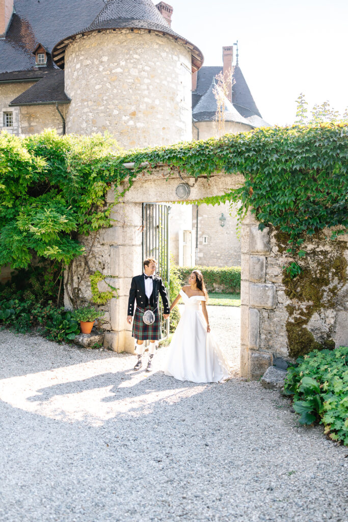 Passage des mariés sous une arche dans la cour du chateau du touvet