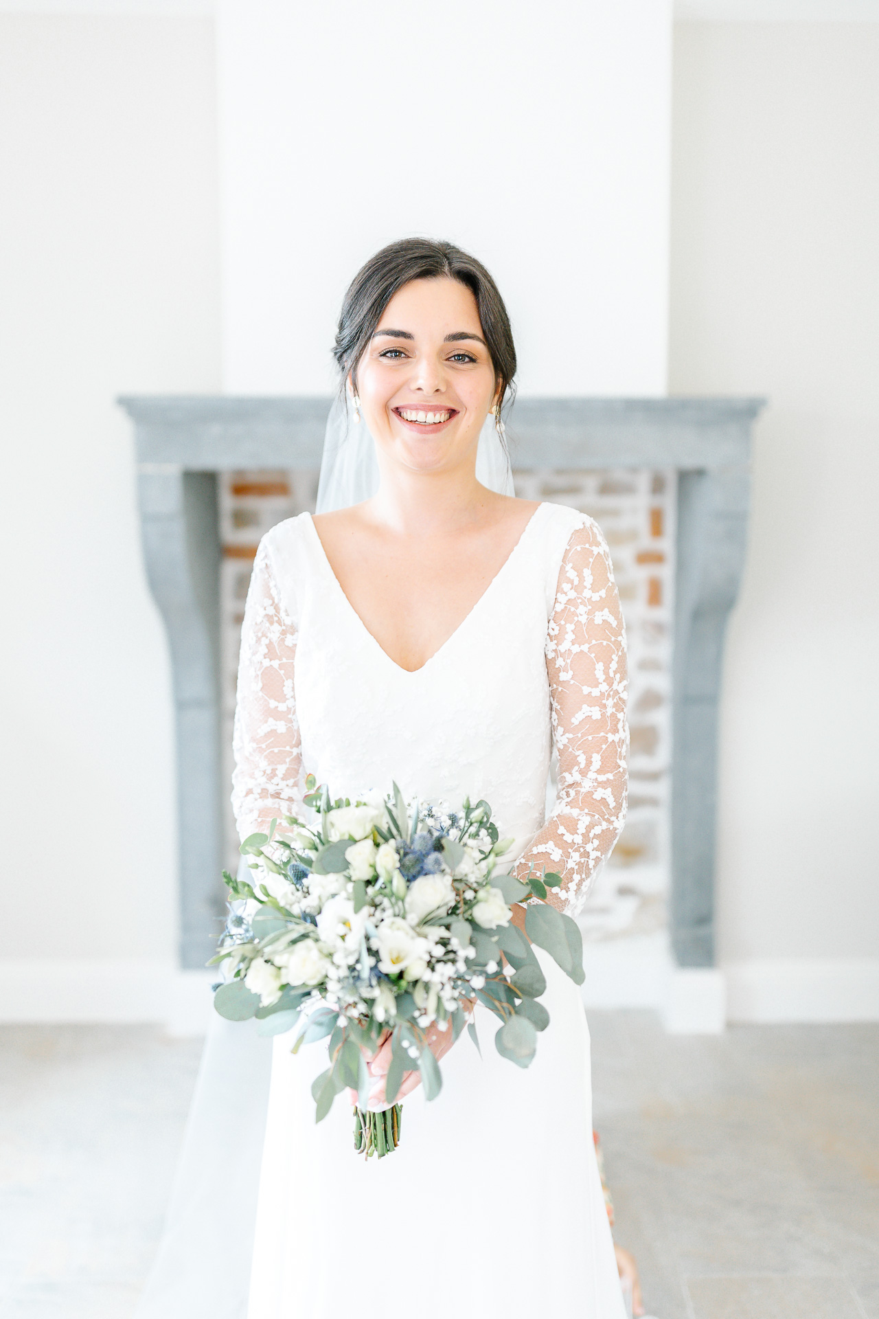 Une mariée avec son bouquet dans les mains