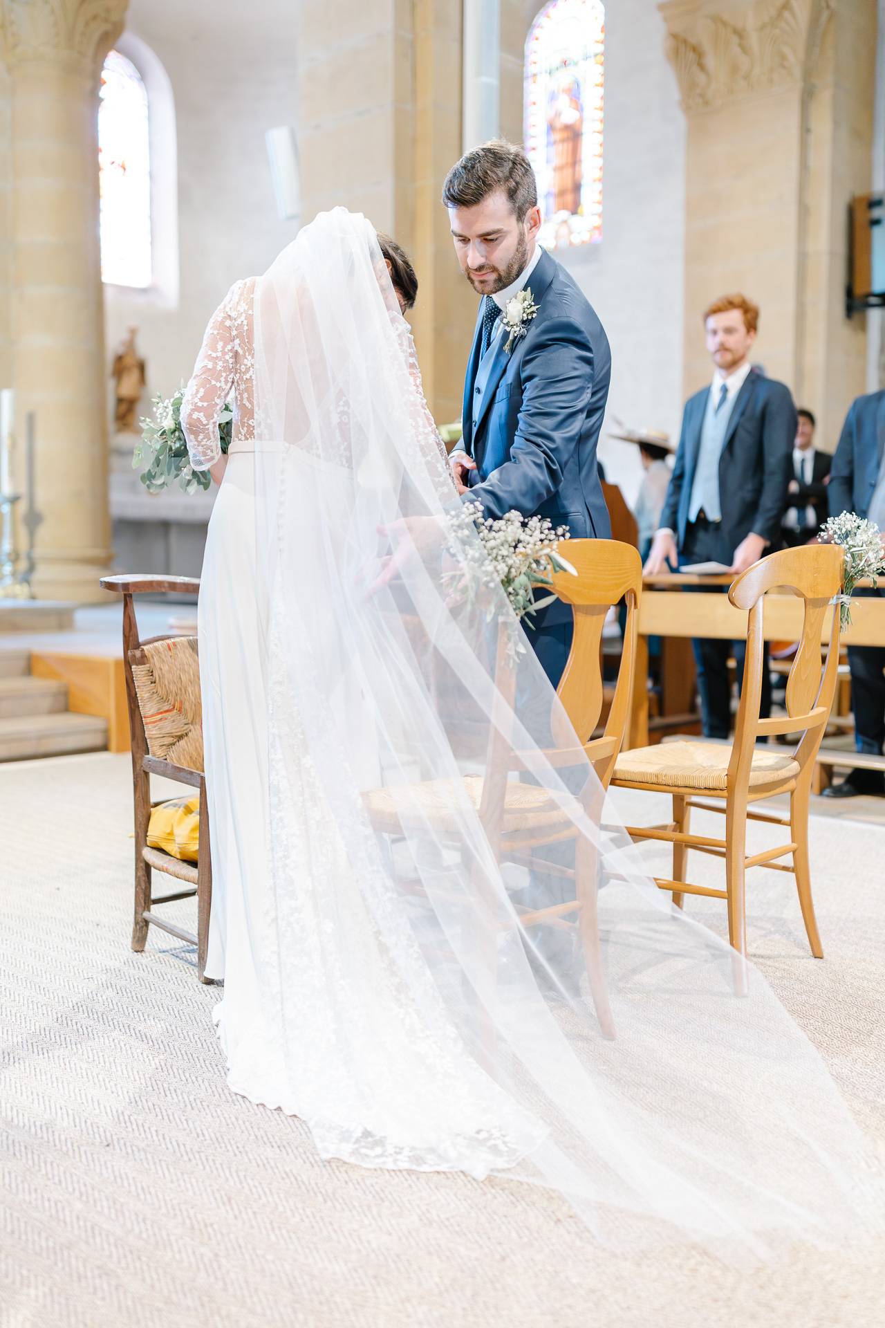 La marié arrive au pres de son mari dans l'église