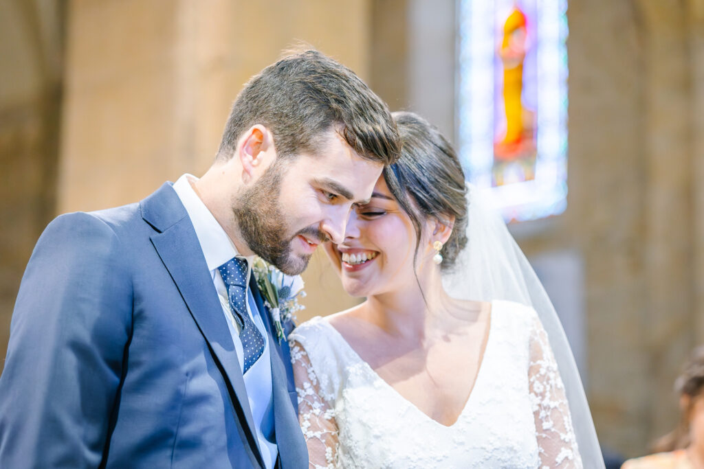 deux mariés dans une eglise