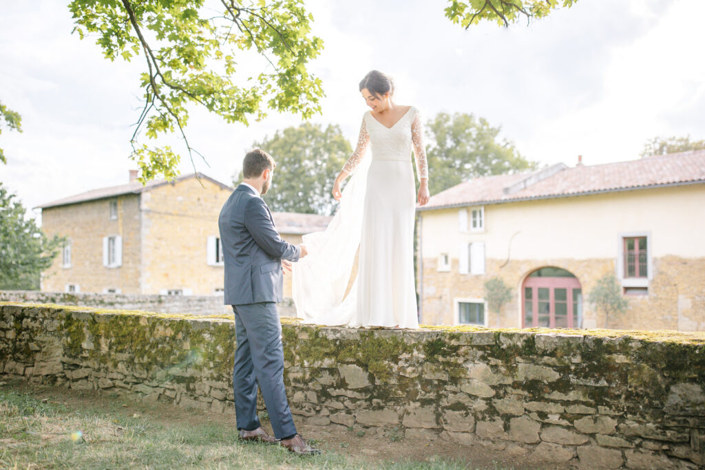 des mariés dans les jardins duchateau de bresson