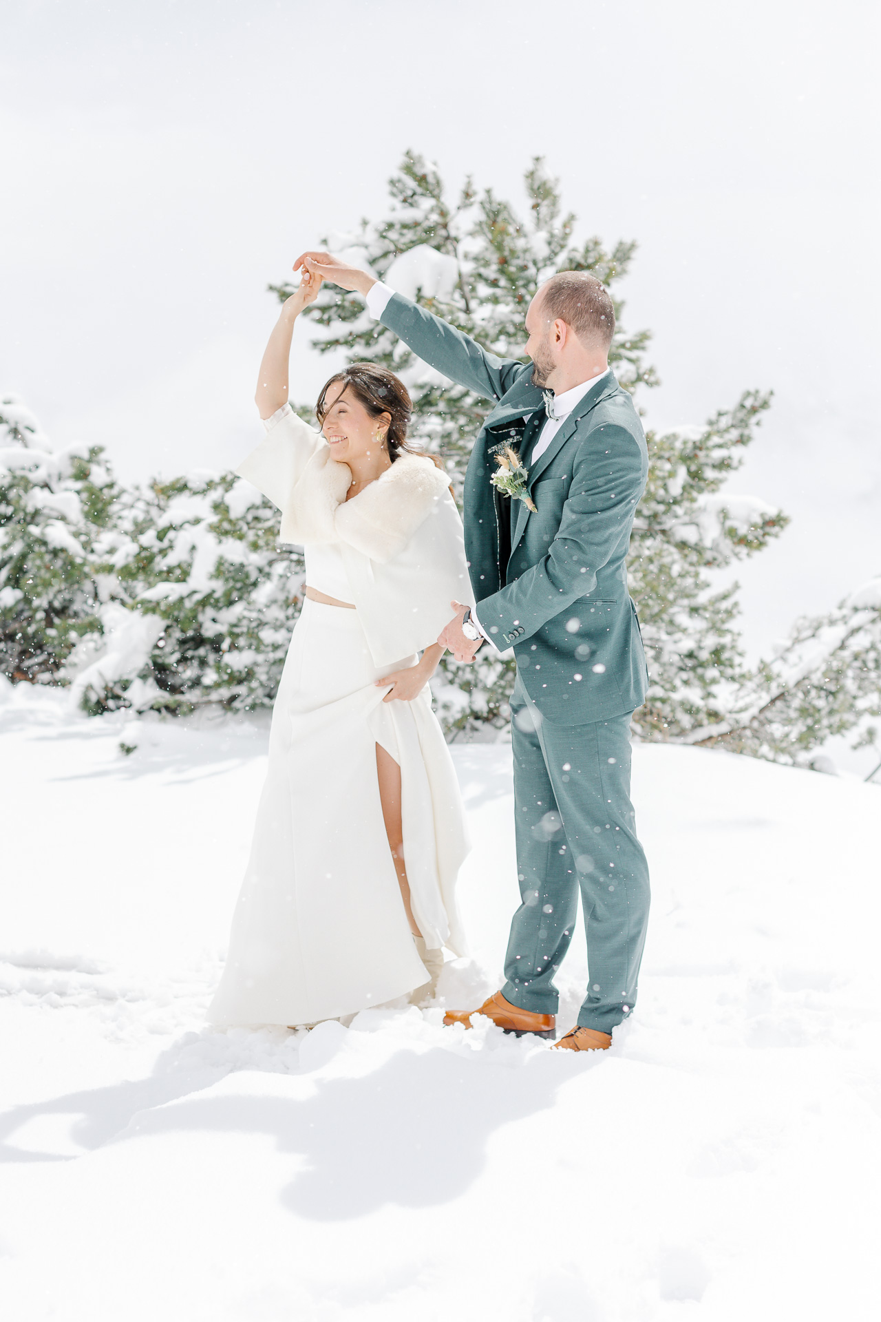 les mariés danse sous la neige à l'alpes d'huez