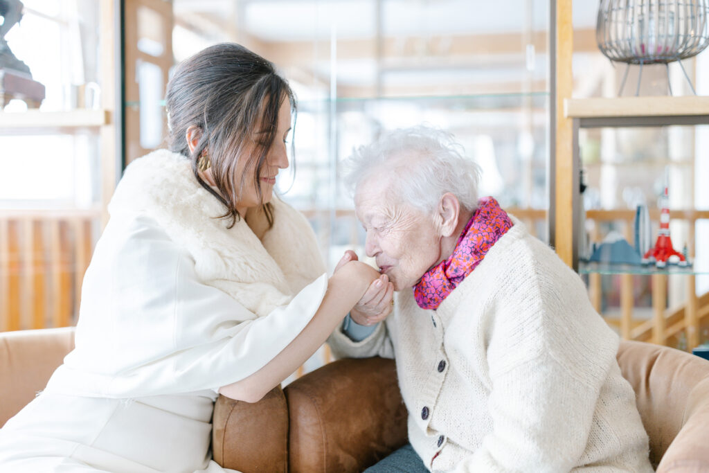 la grand mère embrasse la main de la marié