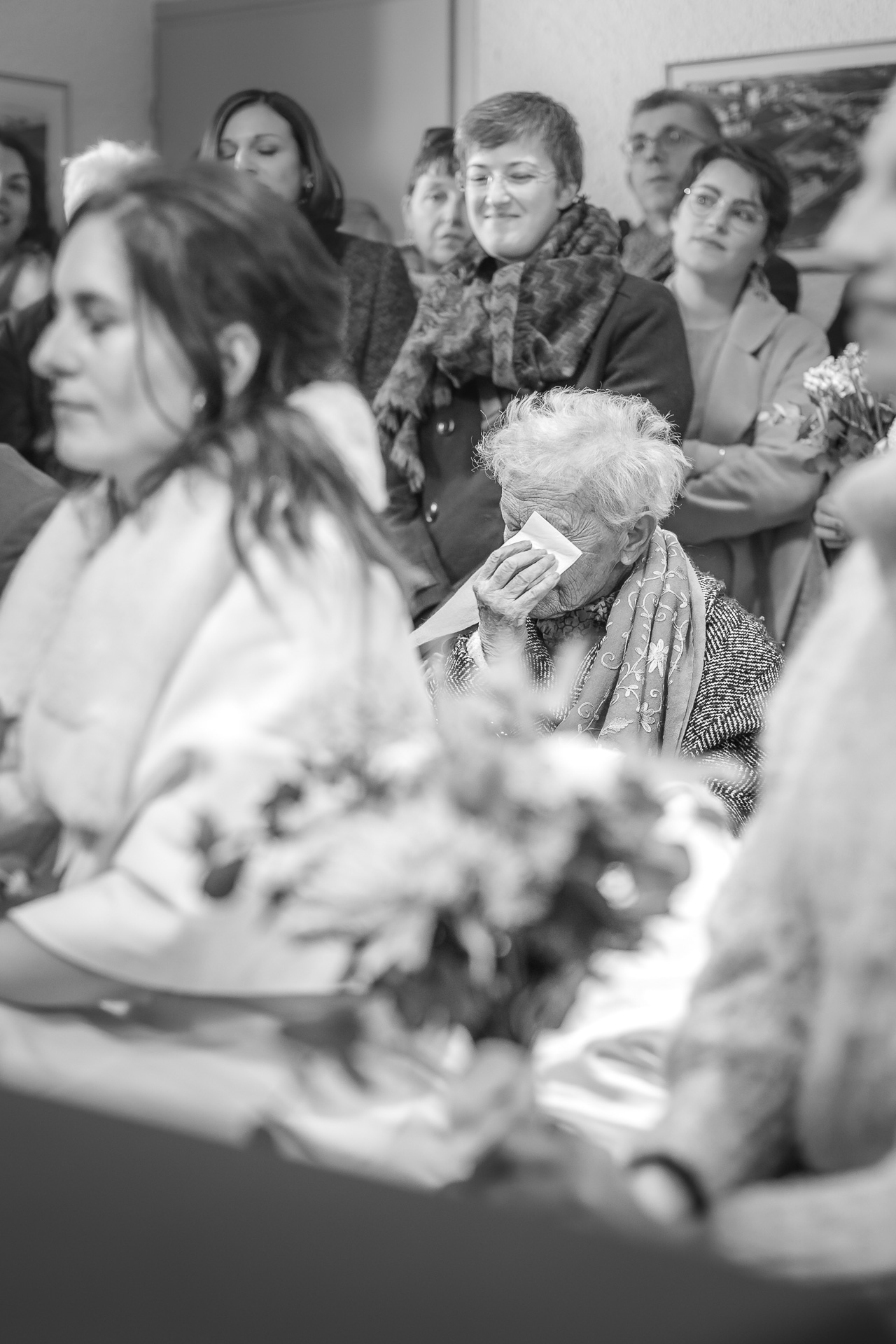 La grand mère s'essuie les larmes pendant la cérémonie de mariage à la mairie de l'alpes d'huez