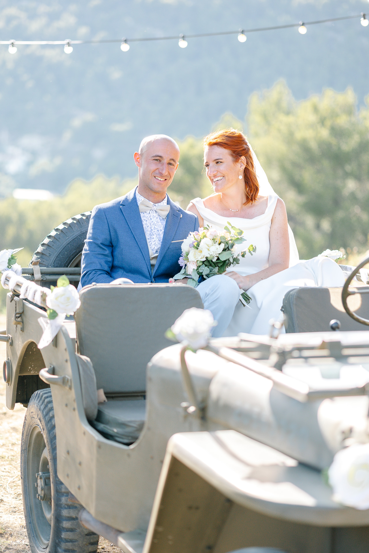 Des mariés dans une jeep de 1944