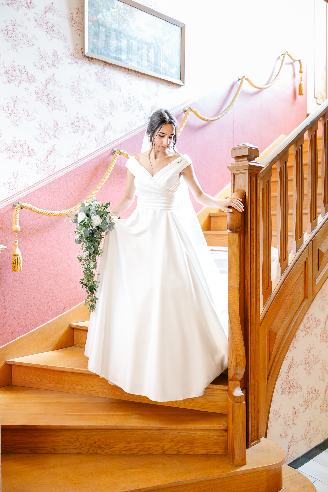 une mariée qui descend des escaliers