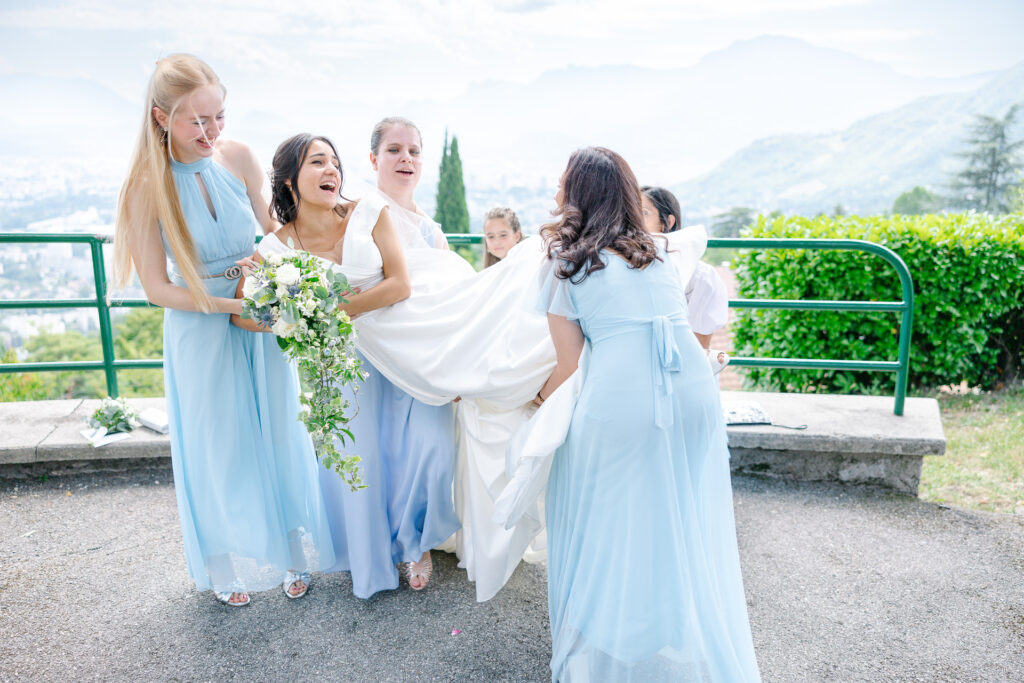 La mariée est portée par ses demoiselles d'honneur