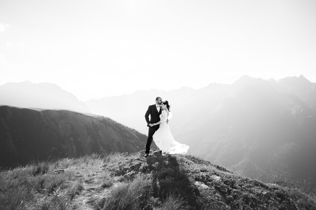 Photo des mariés en montagne