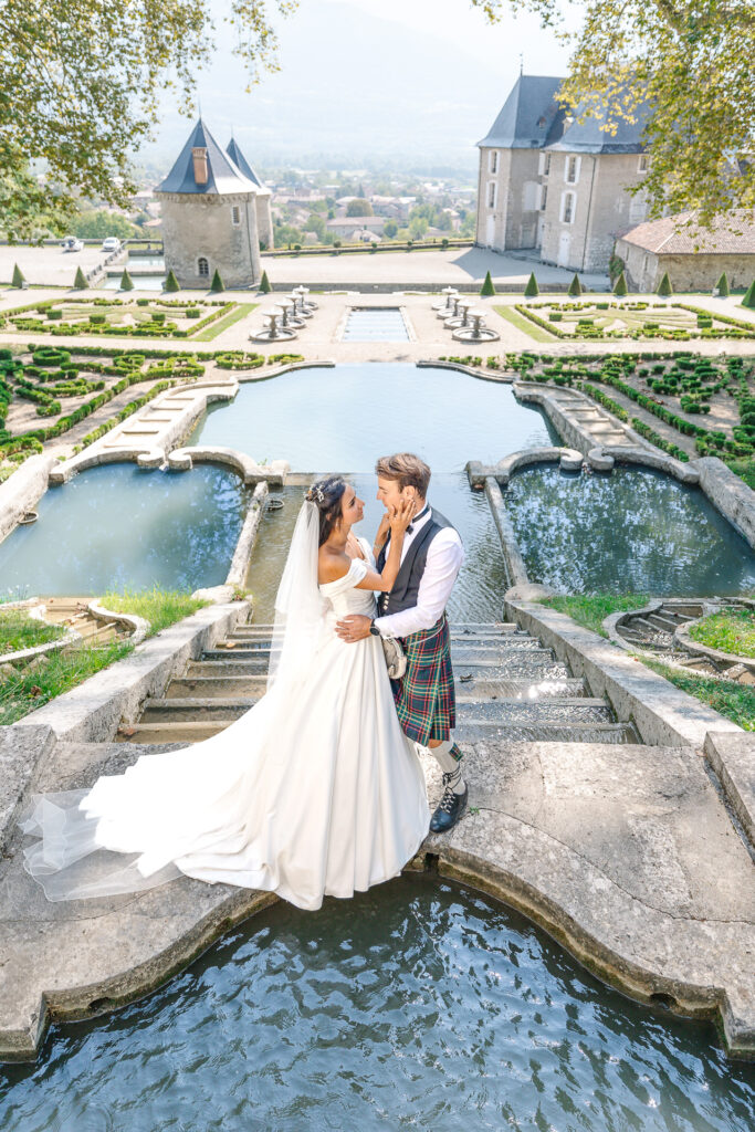 Les mariés dans les jardins du chateau du touvet à grenoble