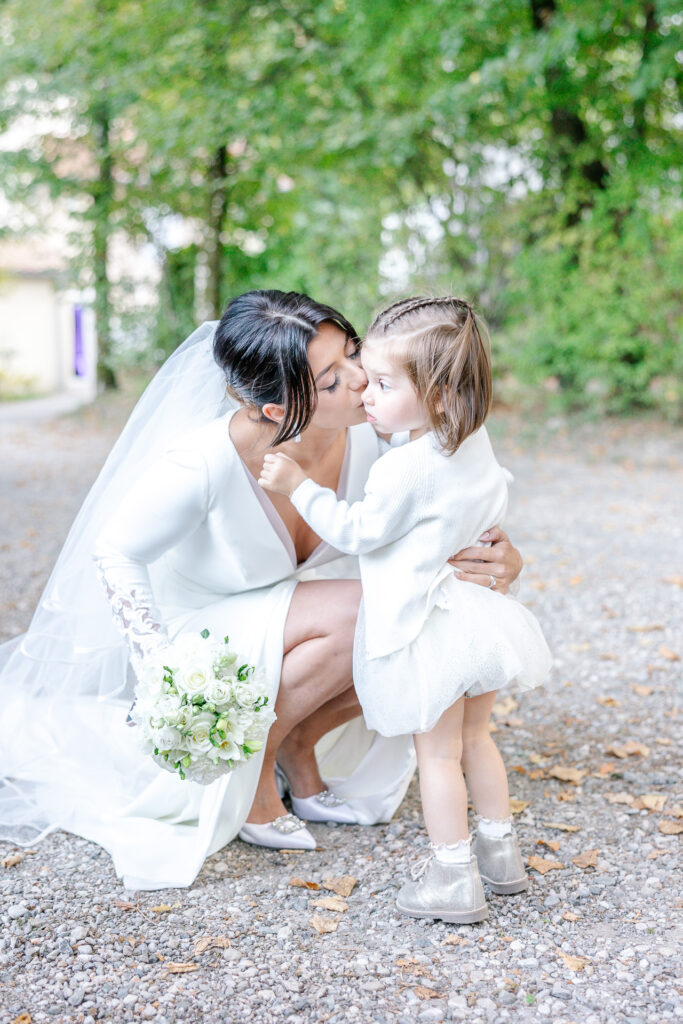 la marié embrasse sa fille de 2 ans