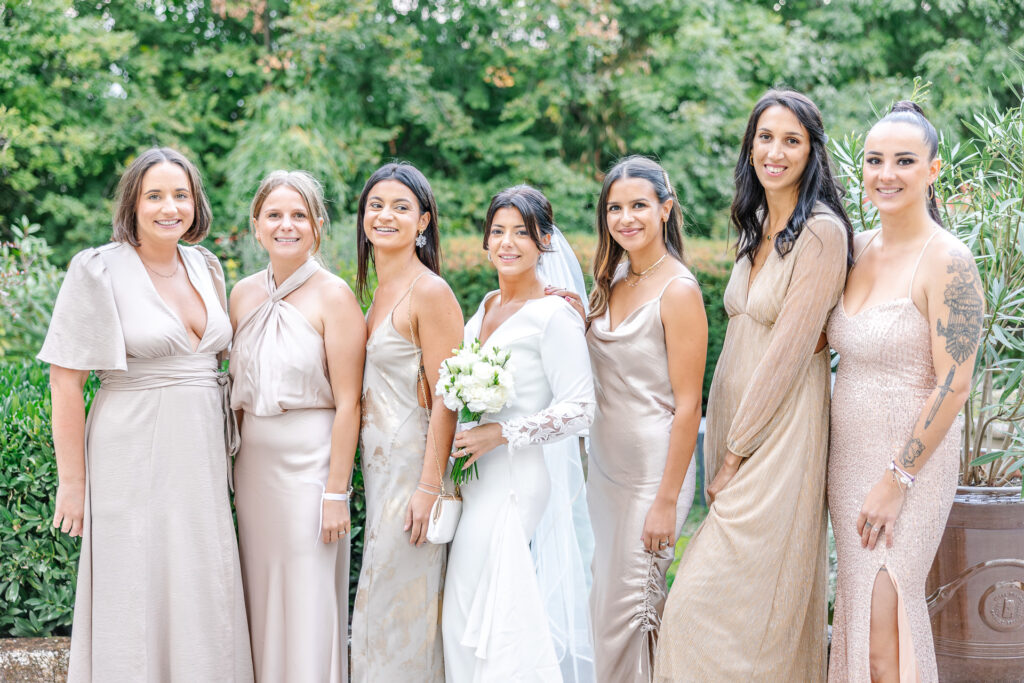 la marié pose avec ses 6 demoiselles d'honneur autour d'elle