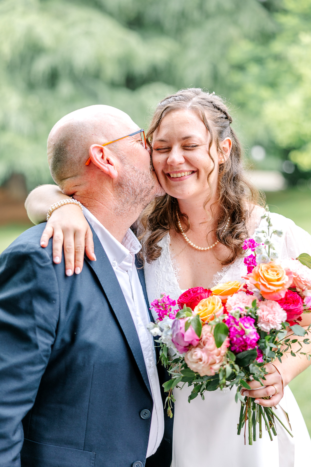 Le papa embrasse la mariée