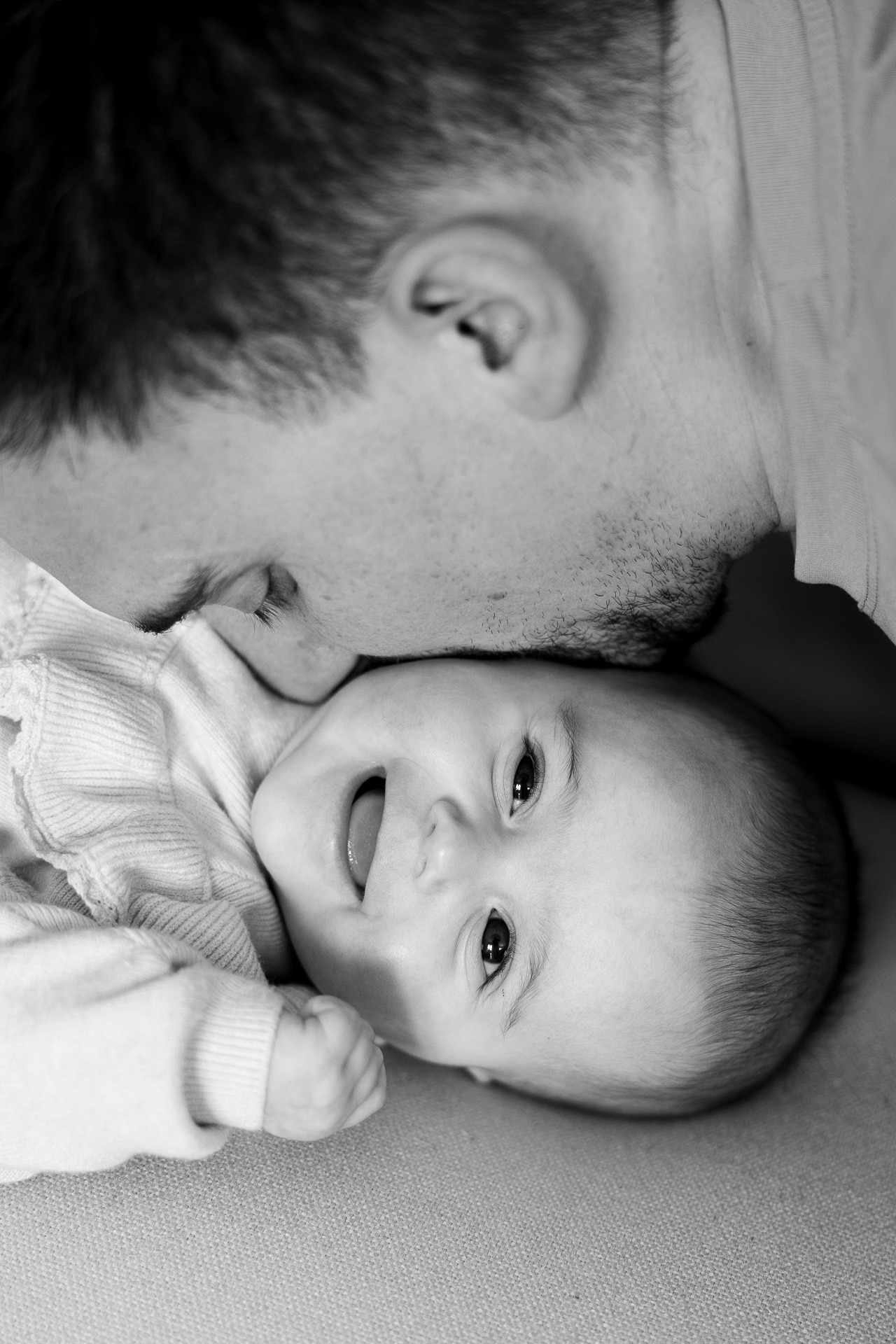 Un pere embrasse sa fille dans le cou et elle sourie